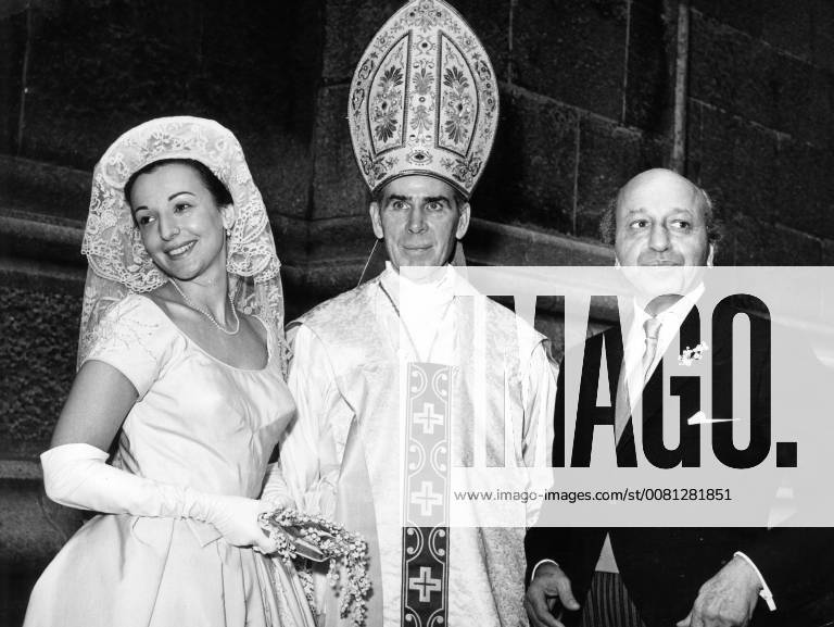 Famed photographer Yousuf Karsh (right) poses with his bride, the ...