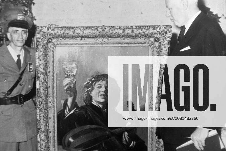 ART SHOW MERRY LUTE PLAYER GUARDED BY HYMAN LESLIE IN NEW YORK ; 2 MAY