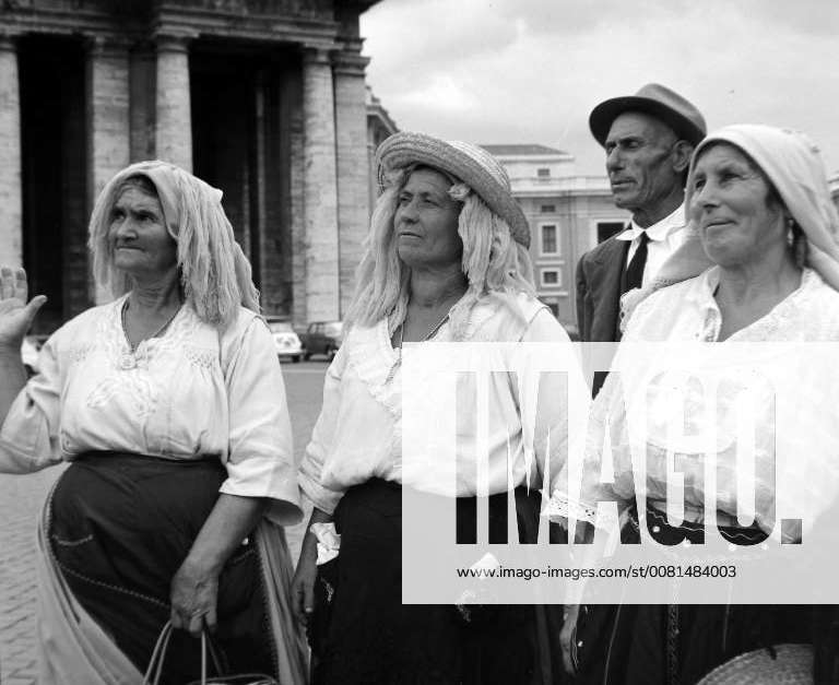 PEASANTS PRAYING FOR POPE JOHN XXIII GOOD HEALTH IN VATICAN CITY, ROMEO
