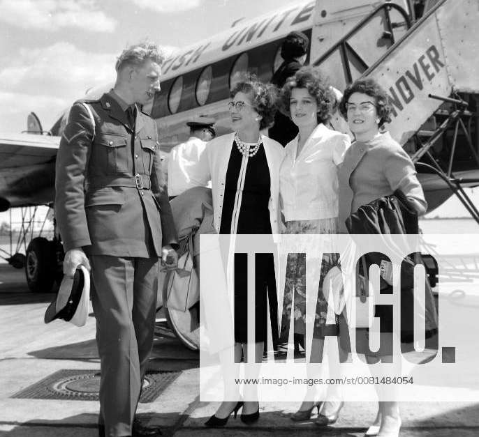 BRITISH ARMY MRS MORRIS WITH FAMILY ARRIVES TO VISIT SON IN HANNOVER ...