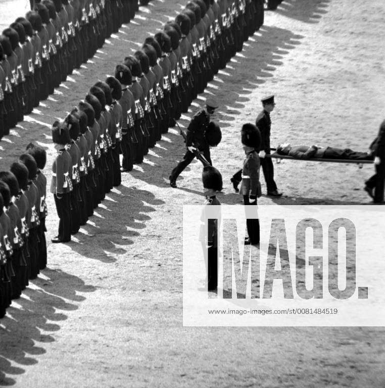 BRITISH ARMY GUARDS FAINTED DURING CEREMONY IN LONDON ; 8 JUNE