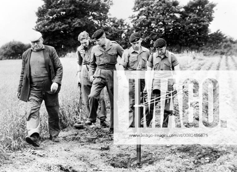 ARMY BOMB DISPOSAL EXPERTS IN CHARLTON, DORSET ; 20 JULY