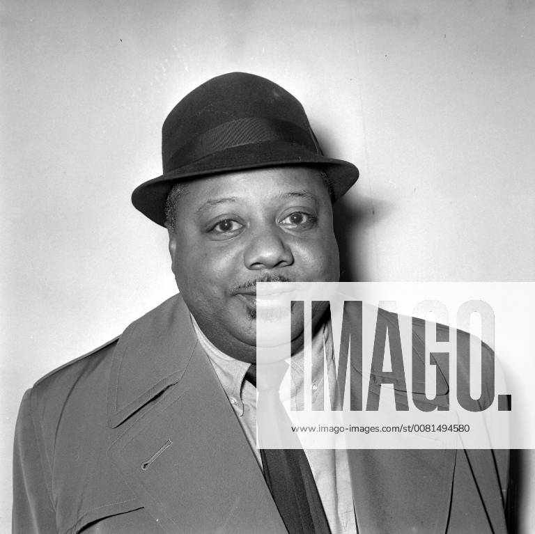 TRUMPET PLAYER CHARLIE SHAVERS AT LONDON AIRPORT ; 18 JANUARY 1964