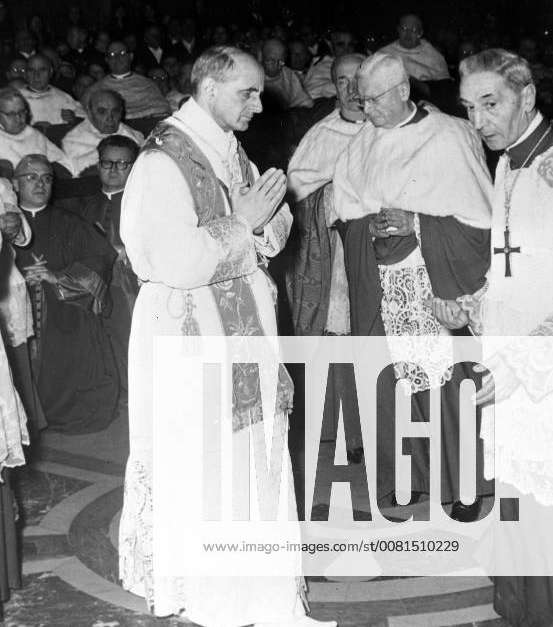 RELIGION POPE PAUL BAREFOOT KISSES CROSS AT ST PETERS BASILICA IN ...