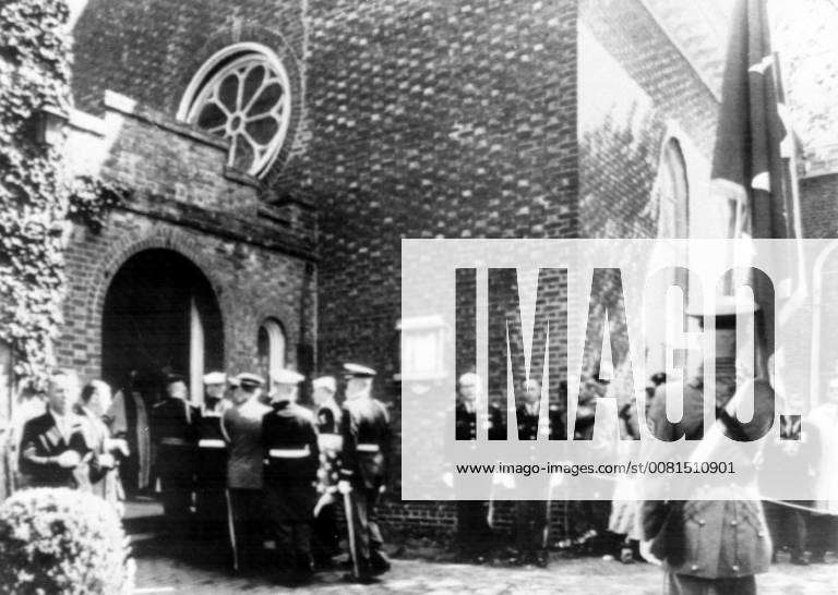 FUNERAL OF DOUGLAS MACARTHUR GENERAL COFFIN CARRIED INTO ST PAULS