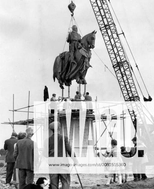 STATUE OF ROBERT BRUCE PLACED IN READINESS UNVEILING QUEEN IN SCOTLAND ...