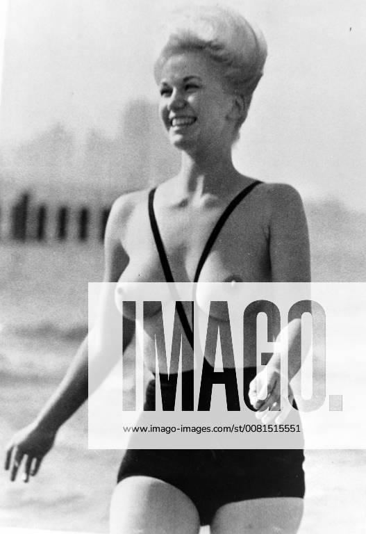 FASHION TOPLESS BIKINI SHELLY LEE TONI MODELS ; 23 JUNE