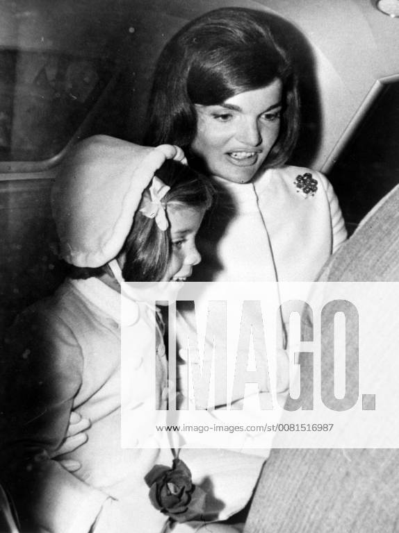 Jacqueline Jackie Kennedy In In New York With Daughter Caroline 17 July