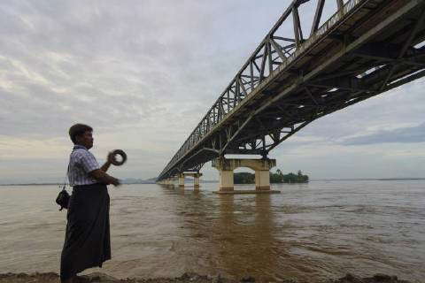 Thanlwin Bridge, Thanlwin (Salween) River, road and railway bridge, man ...