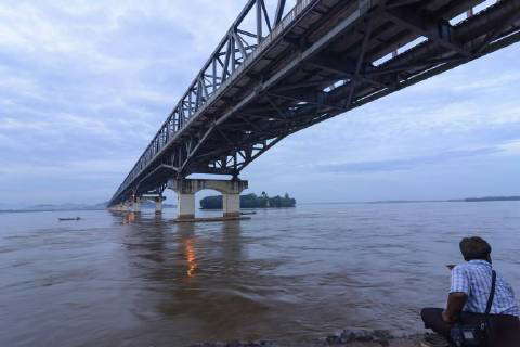 Thanlwin Bridge, Thanlwin (Salween) River, road and railway bridge, man ...