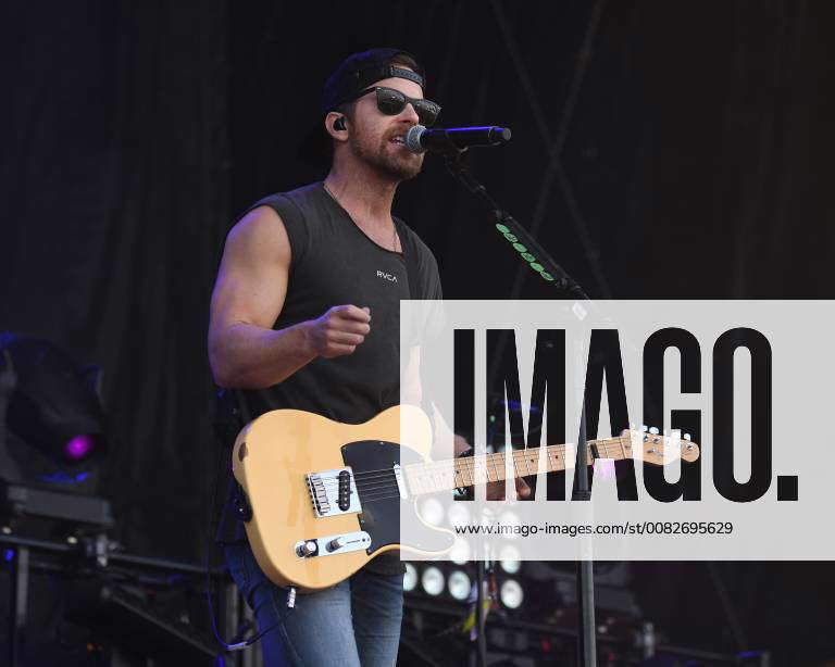 FORT LAUDERDALE, FL APRIL 07 Kip Moore performs during Tortuga Fest(02)