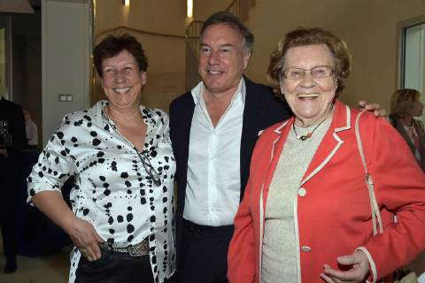 Nico Hofmann with his sister Simone Hofmann L and his mother Ulla ...