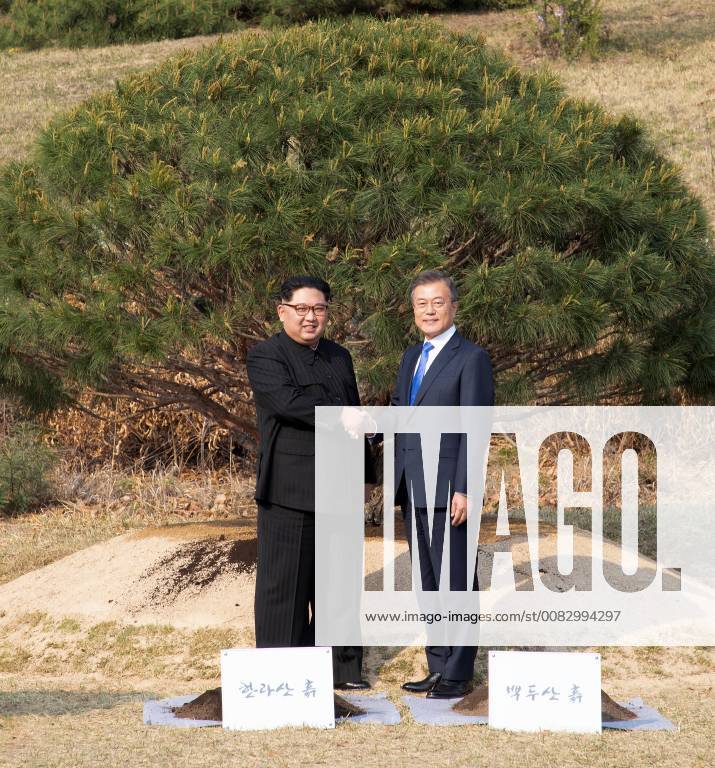 Moon Jae-In and Kim Jong-Un, Apr 27, 2018 : South Korean President Moon ...