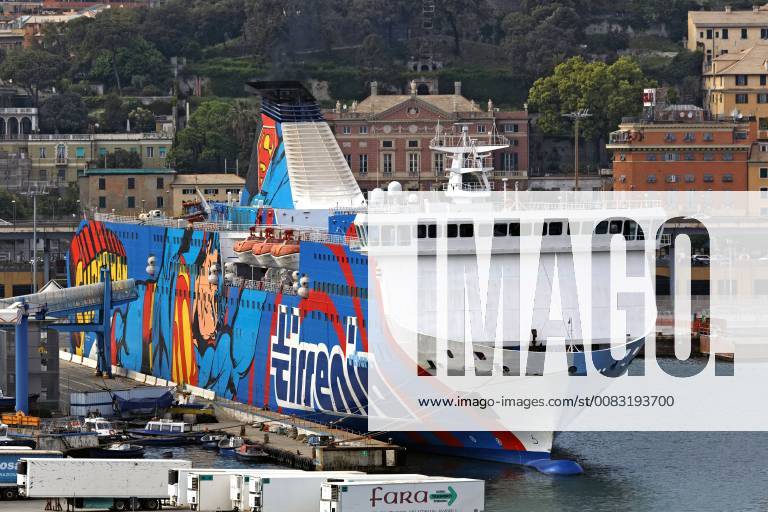 Fähre der Reederei Tirenia im Hafen von Genua in Italien. Eine Fähre athara der Reederei Tirrenia Fähre der Reederei Tirenia im Hafen von Genua in Italien. Eine Fähre athara der Reederei Tirrenia