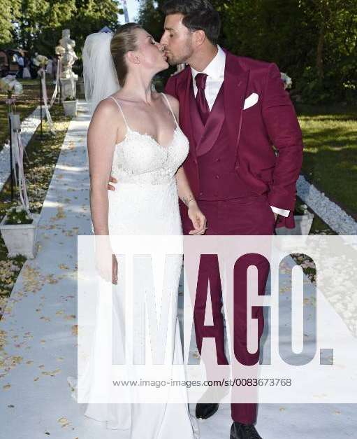 Leonard Freier and Caona Maron at the photo shoot at their wedding at ...