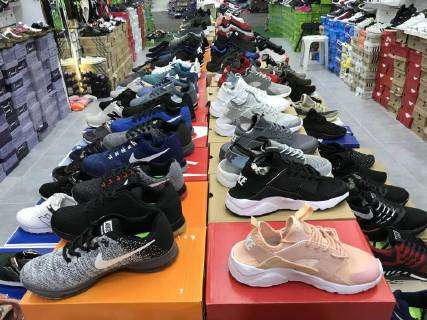wat betreft Wederzijds Additief gefälschte Markenschuhe auf einem Bazar in der Türkei 16.07.2018 *** fake  brand shoes on a bazaar