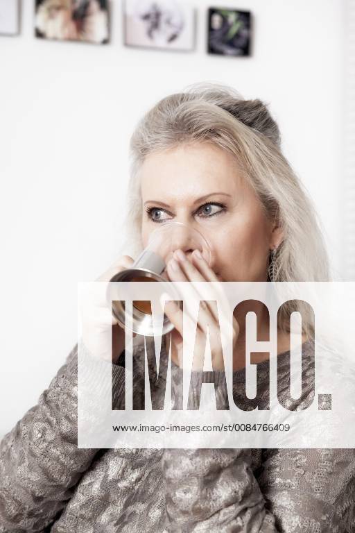 Zufriedene Seniorin trinkt einen Tee, Deutschland content female senior