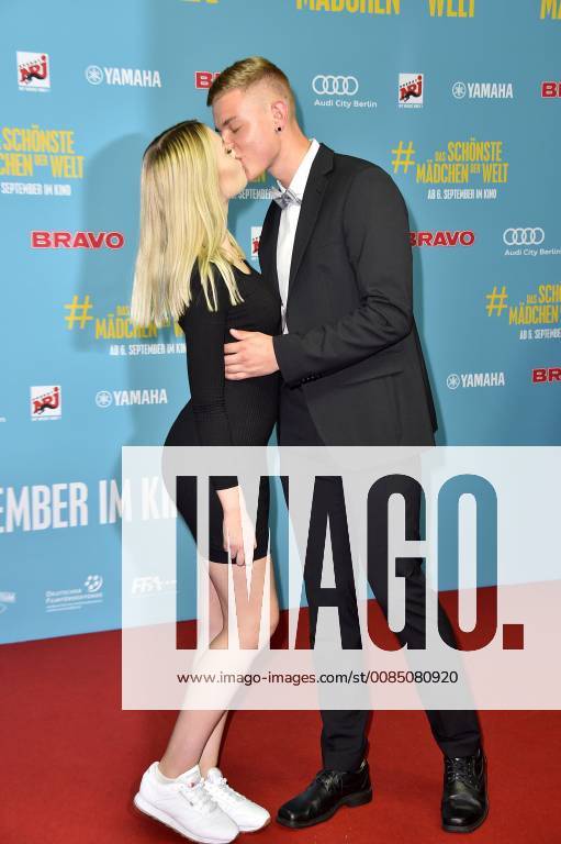 Jonas Ems mit Freundin Denise Mski bei der Premiere des Kinofilms Das