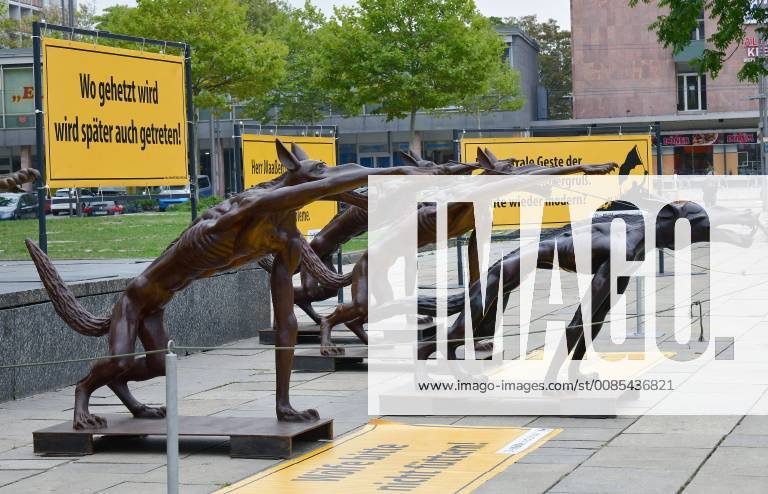 Mit zehn RiesenWoelfen aus Bronze hat der Brandenburger Kuenstler