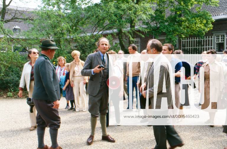 Von Spee Dr. Maximilian Graf Von Spee Begrüßt Besuchergruppen Auf 