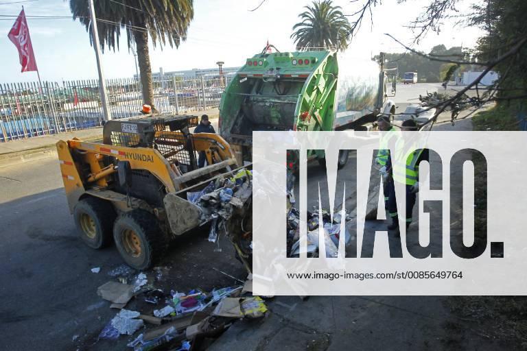 Valparaiso September 23, 2018 Municipal staff remove trash in the