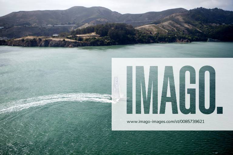 Aerial photo shoot of L Hydroptere DCNS, Alain Thebault and his crew ...