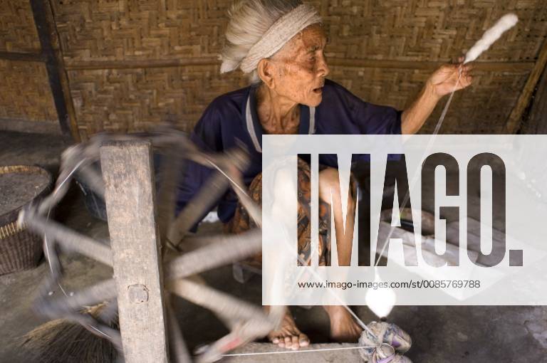 August 29, 2008 - Indonesia - A woman sews on an old traditional loom ...