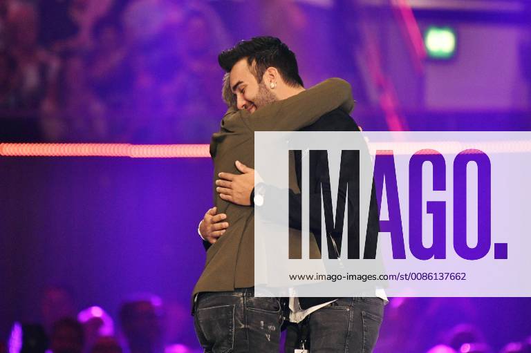 Christoff de Bolle von Klubbb3 macht seinem Freund Ritchie einen Heiratsantrag in der TV Show Schlag