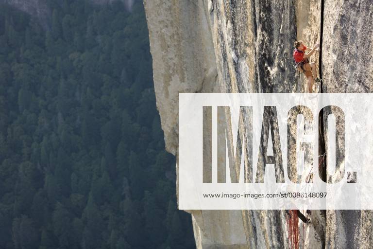 Tommy Caldwell and Beth Rodden free climbing Golden Gate on El Capitan ...