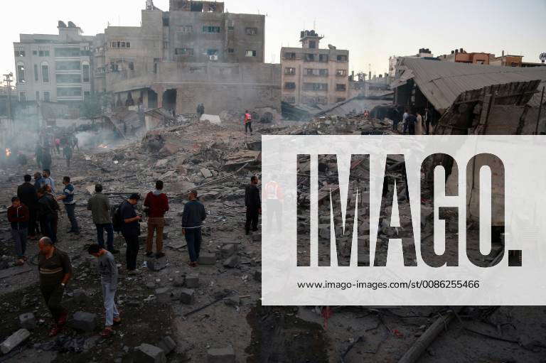 (181027) -- GAZA, Oct. 27, 2018 -- Palestinians inspect the rubbles of ...