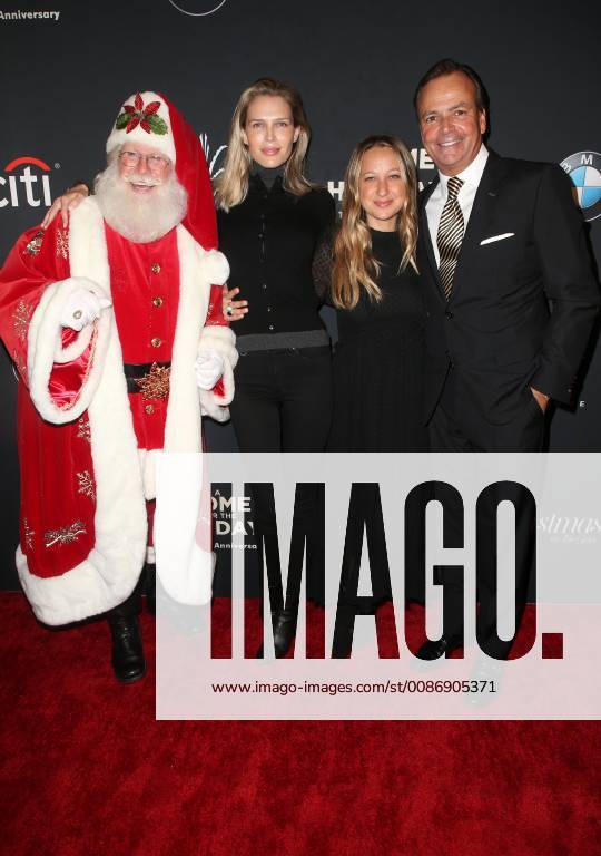 LOS ANGELES CA NOVEMBER 18 Santa Claus Sara Foster Jennifer