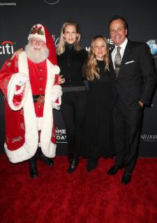 LOS ANGELES CA NOVEMBER 18 Santa Claus Sara Foster Jennifer