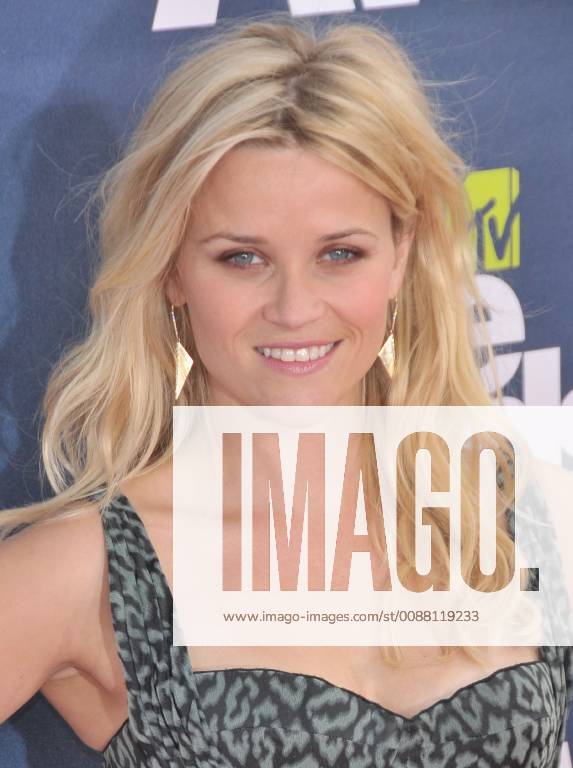 Reese Witherspoon at the 2011 MTV Movie Awards - Arrivals held at the ...