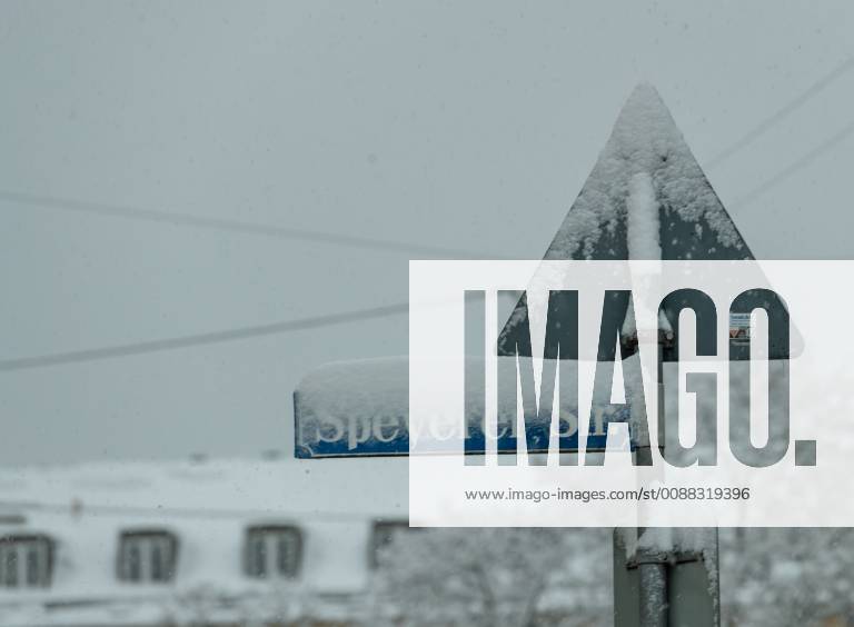 Strong snowfall in Munich Snow-covered road sign It continues to snow ...