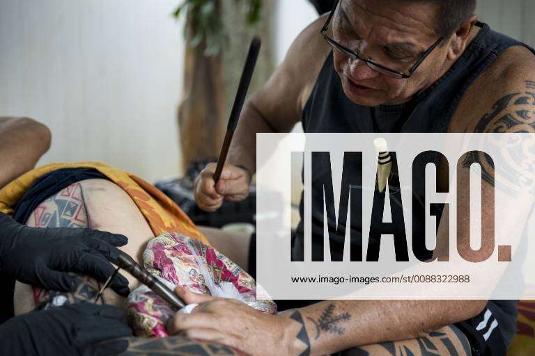 Tattoo artist tattooing man's shoulder, Stock Photo, Picture And Royalty  Free Image. Pic. CIE-412-29216 | agefotostock