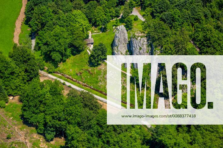Bilstein Felsen an der Bilsteinhöhle, Kreuz über der Tropfsteinhöhle