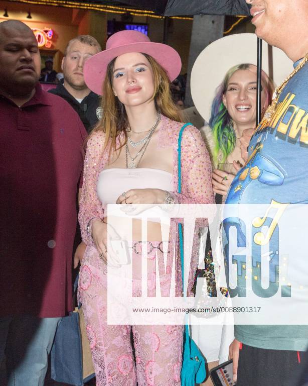 HALLANDALE, FL - JANUARY 26: Bella Thorne, Dani Thorne attends the 2019