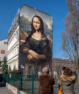 A huge copy of the world-famous Mona Lisa can now be seen near the East ...