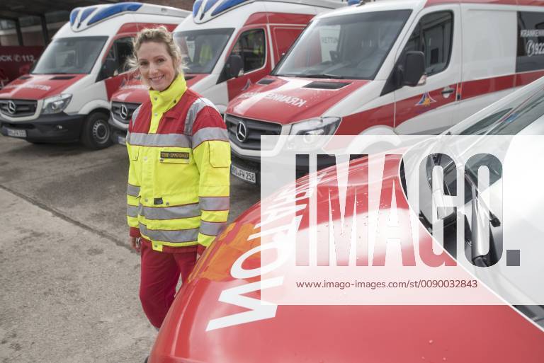 Emergency doctor Julia Tebbe Simmendinger in front of rescue vehicles ...