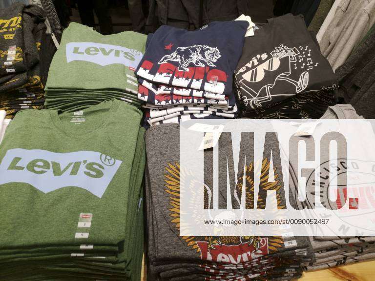 Gilroy, Kalifornien, USA ,  T-Shirts der Marke Levis (Levi s ) im  Lewis Store im Gilroy Pr