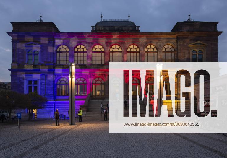 Blick auf das Neue Museum der Klassik Stiftung Weimar und der Skulptur ...