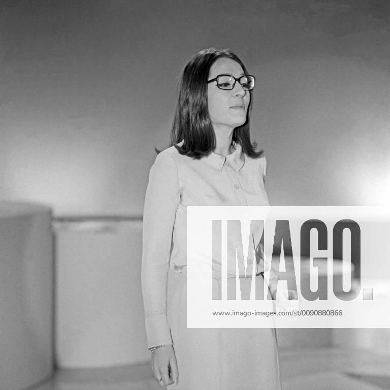 Nana Mouskouri Nana Mouskouri, griechische Sängerin, bei einem Auftritt ...