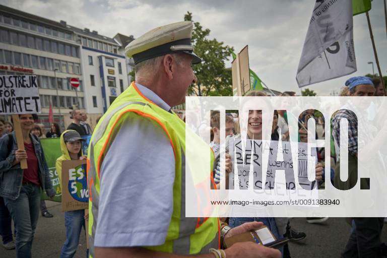 Grossdemo für mehr Klimaschutz in Koblenz 18.05.2019, Rheinland-Pfalz, Koblenz: Demonstranten sind