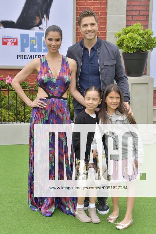 Roselyn Sanchez with husband Eric Winter and daughters Sebella Rose(02)