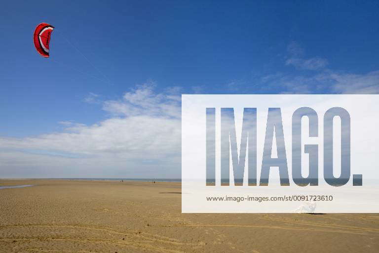 ENGLAND Kite flying using kite harness, Holkham beach, Norfolk, UK Y