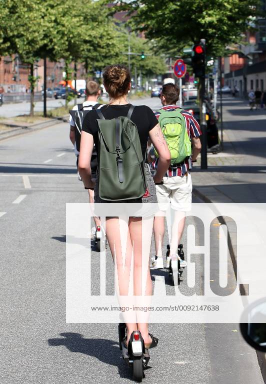 Scooters without helmets without helmets Tourists drive E scooters on