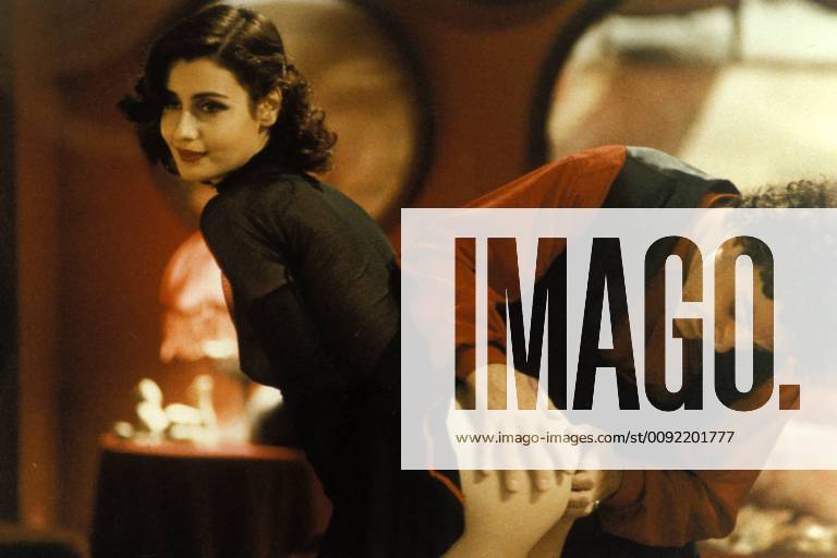 Qisqa yubkalardagi mushuklarning fotosuratlari