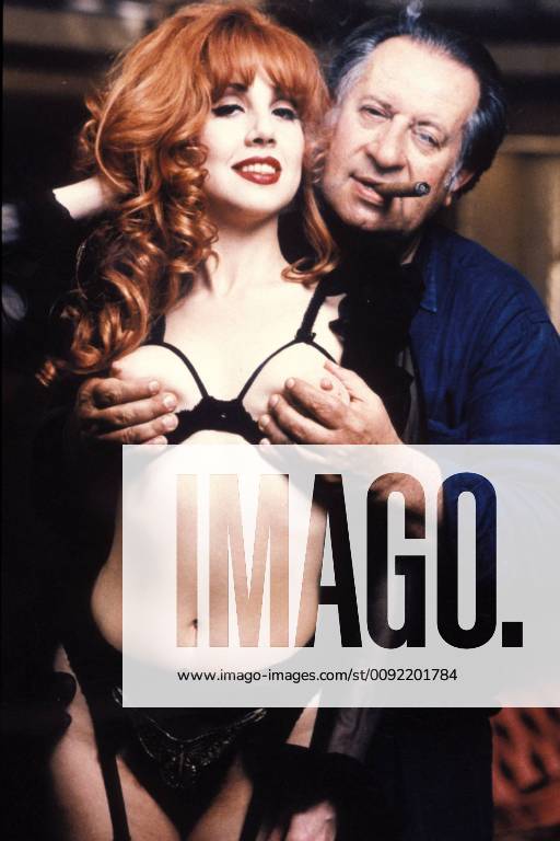 Moylovli erkak ayolning eshagini yalaydi