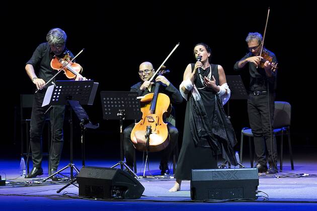 Italy: Noa Letter to Bach from Naples Solis String Quartet sul palco ...