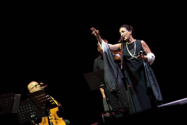 Italy: Noa Letter to Bach from Naples Solis String Quartet sul palco ...